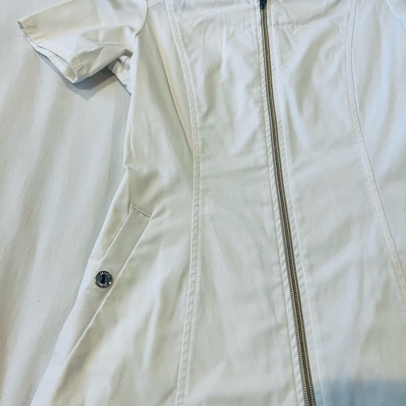 White Jaanuu scrub Front zipper top - Picture 2 of 4